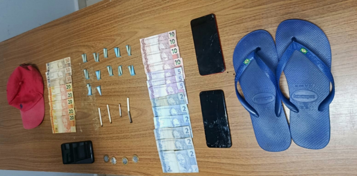 Traficante foge da PM, abandona drogas e veículo no bairro São José. 