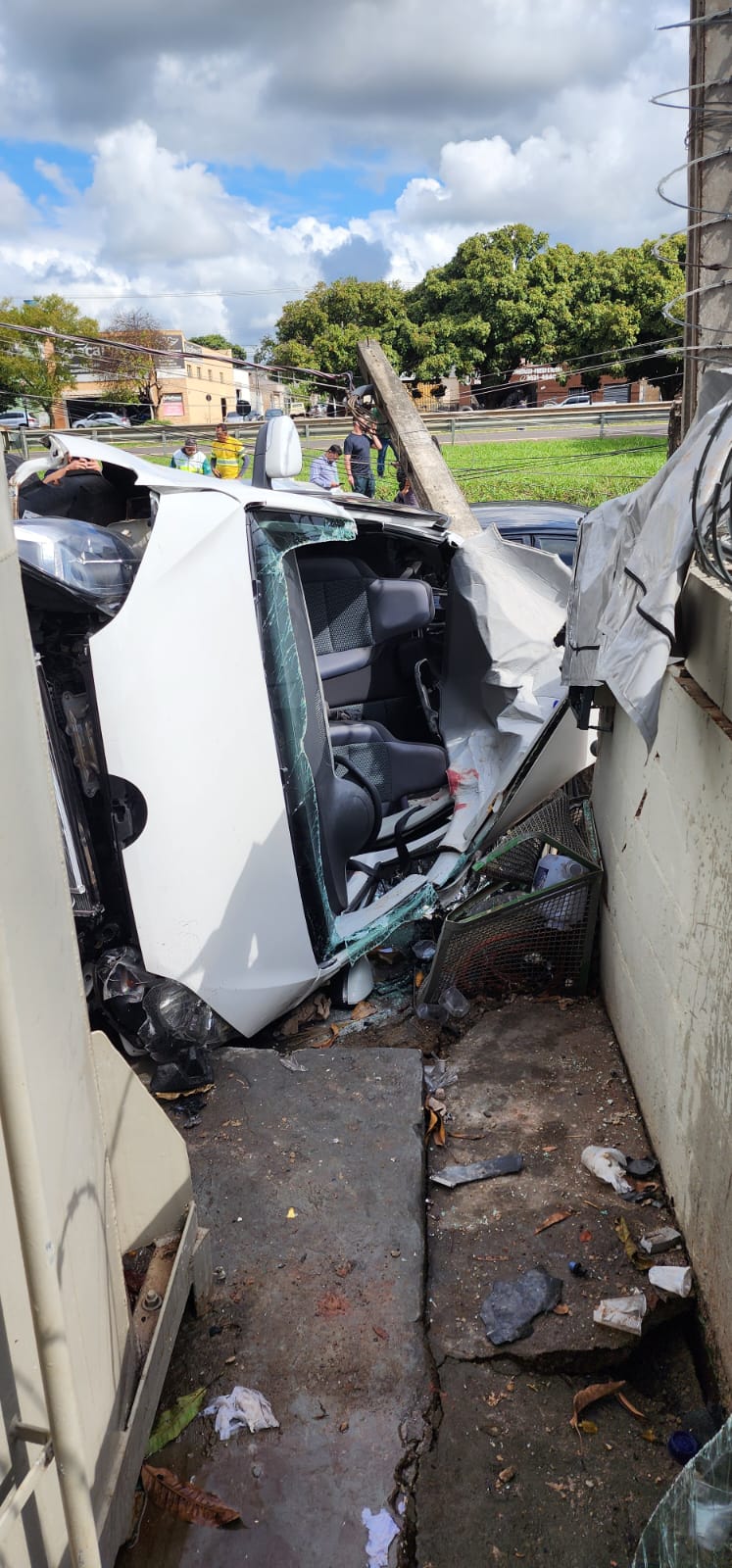 Homem bate carro em poste e fica preso às ferragens.