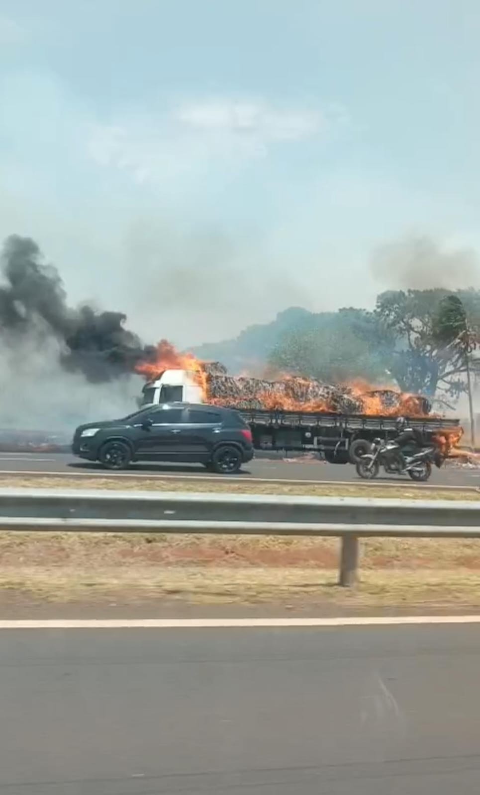Caminhão pega fogo em rodovia em Birigui 