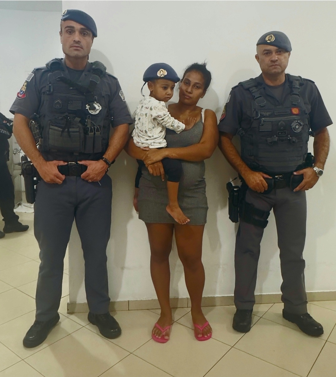 Criança de 2 anos é salva pela Polícia Militar, em Araçatuba