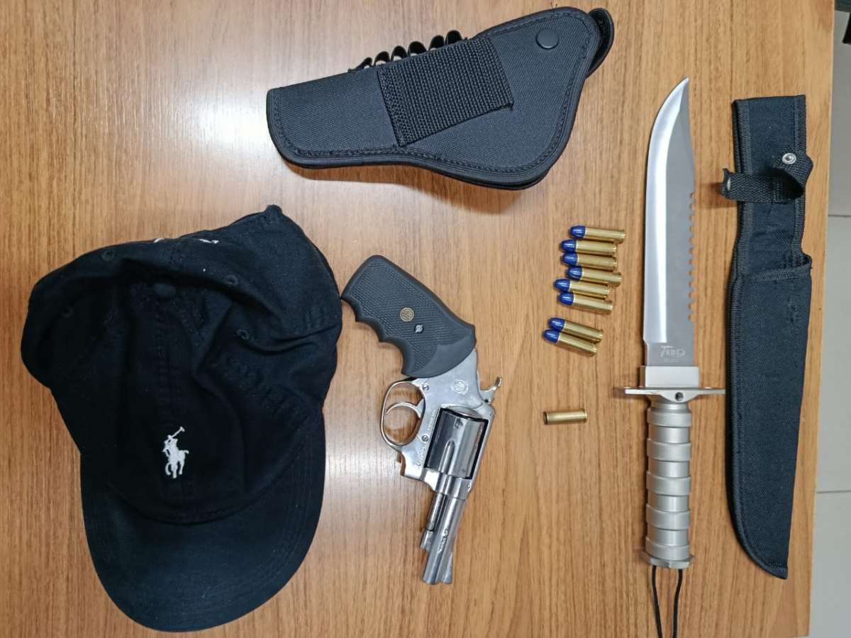 Homem dispara arma de fogo, abandona carro e foge