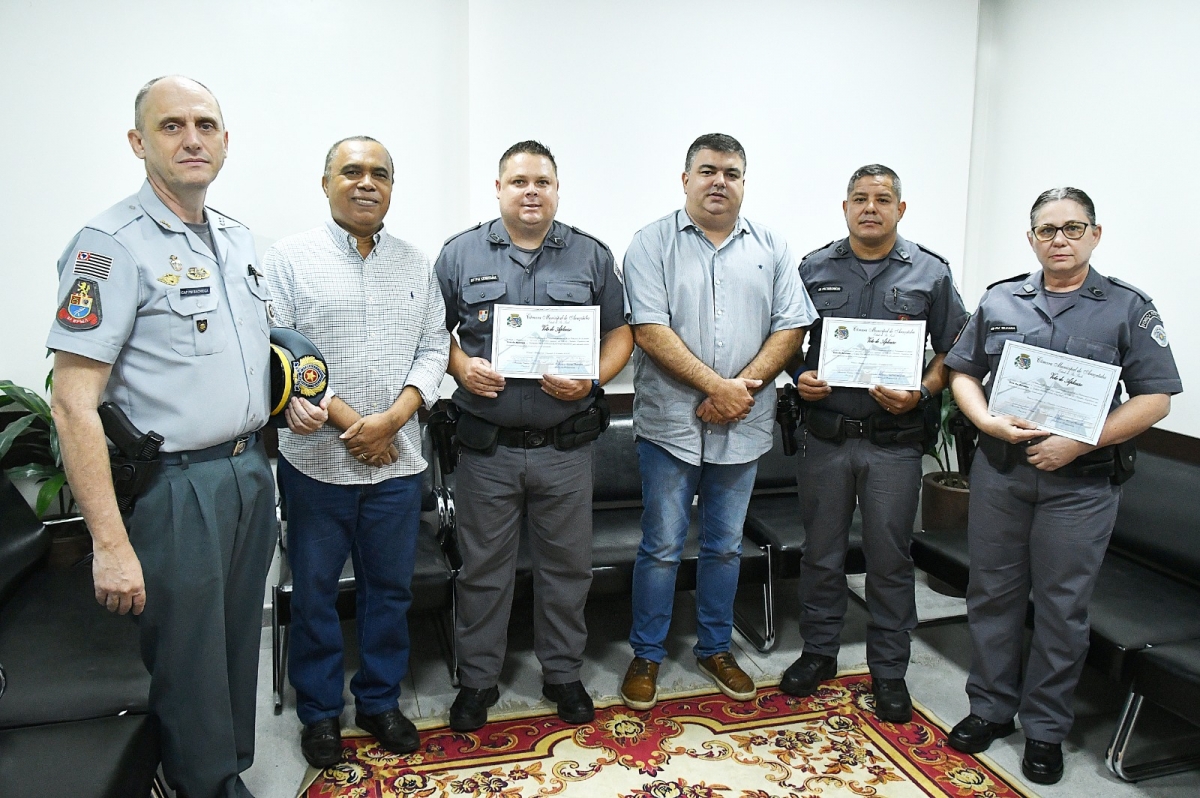 Policiais que salvaram recém-nascida são homenageados com Voto de Aplausos