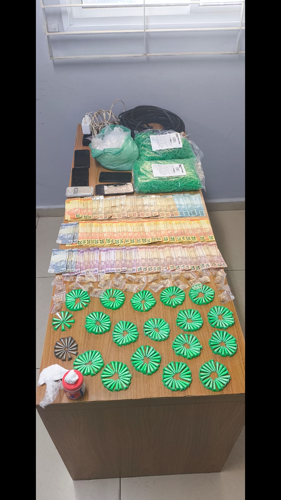 Mulher é presa por tráfico de drogas no bairro Mão Divina