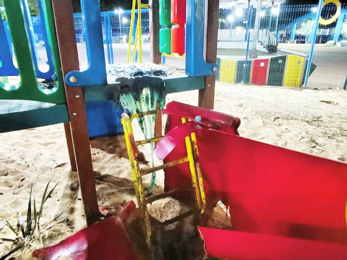 Homem ateia fogo em brinquedos de praça e é preso pela Polícia Militar de Castilho.