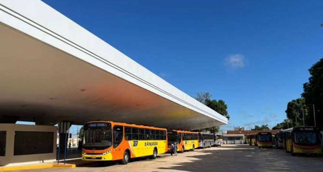Terminal decepção deixa ônibus atolado em asfalto fantasia.