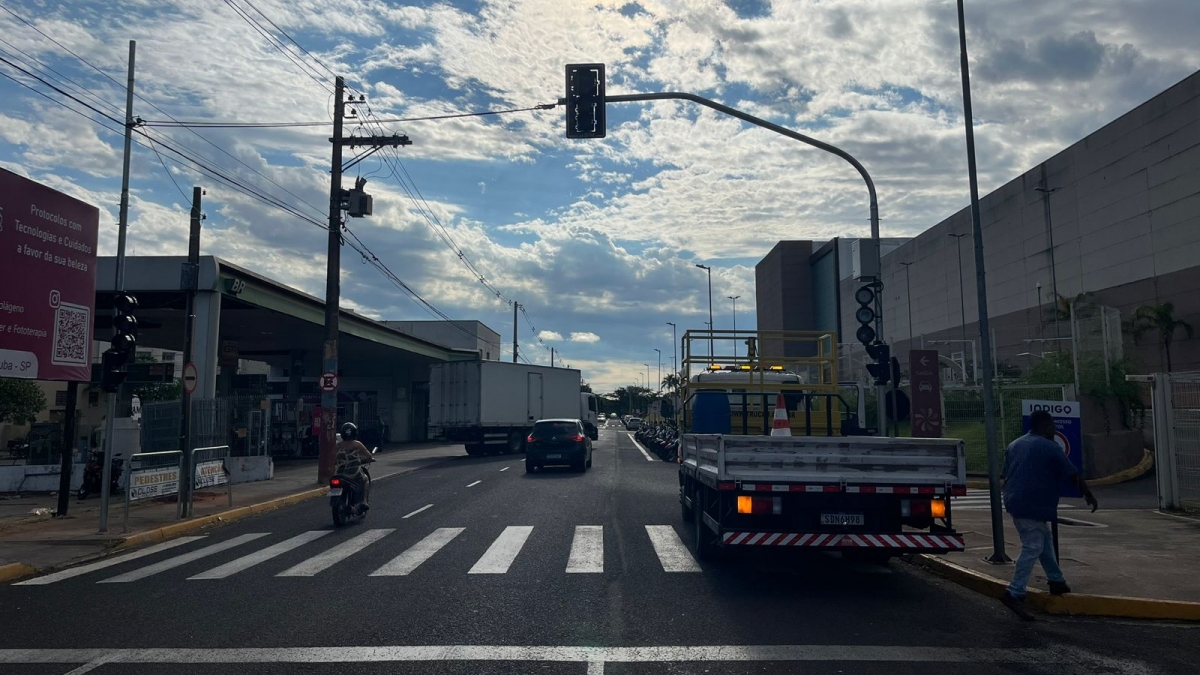 Semáforo para pedestres em frente ao shopping entra Praça Nova, entra em operação