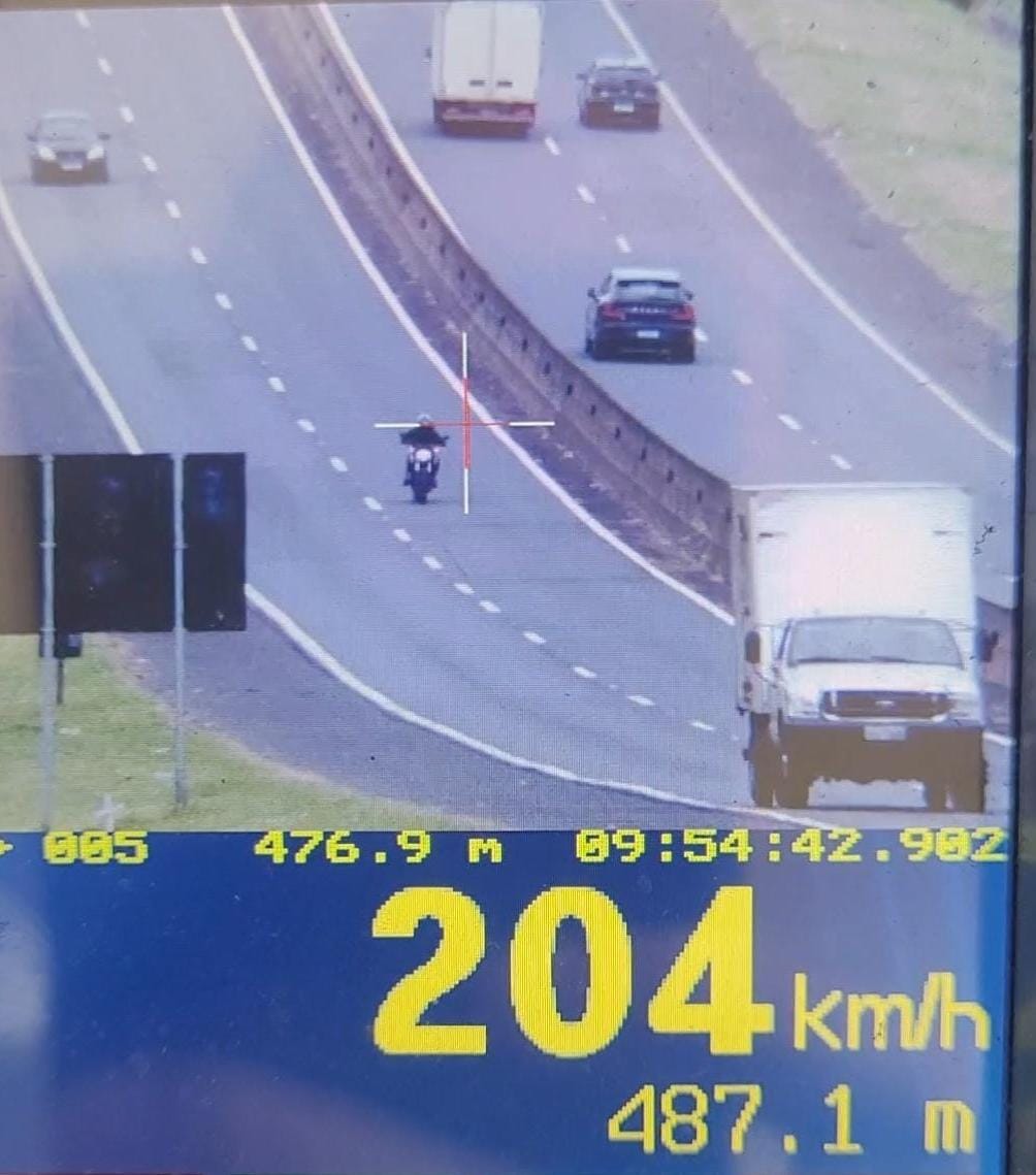Irresponsabilidade na rodovia a mais de 200km por hora em uma motocicleta.