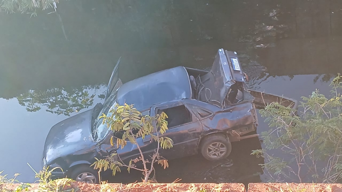 Carro cai em valetão, em Araçatuba