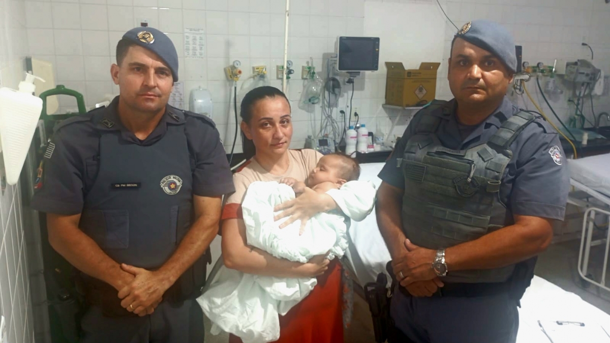 Bebê de quatro meses engasgado é salvo por policiais militares em Guararapes.