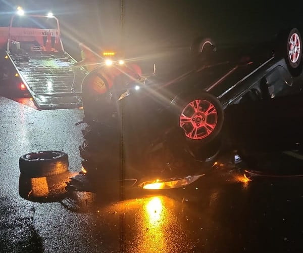 Carro capota na Marechal Rondon, em Araçatuba.