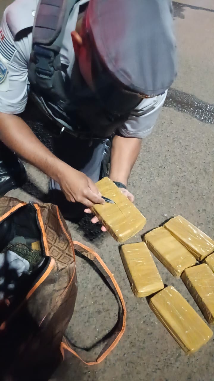 Boliviana é presa com 7,661 kg de pasta base pela Polícia Rodoviária em Castilho.