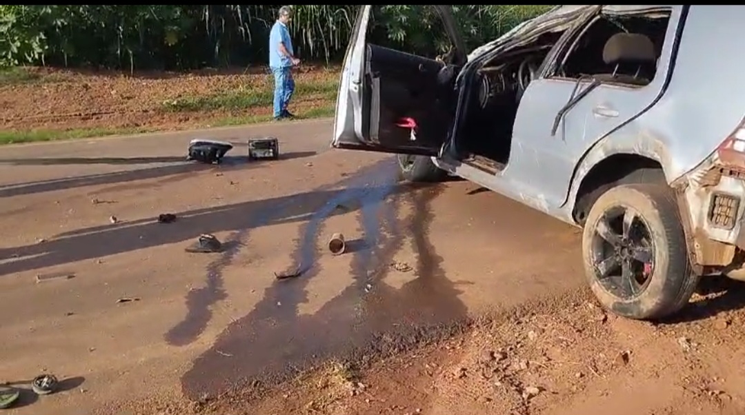 Carro capota e dois homens ficam gravemente feridos na estrada de Taveiras.