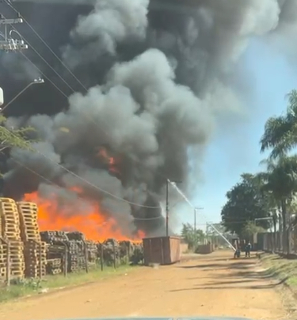 Incêndio destrói empresa no bairro Parque Industrial, em Araçatuba.