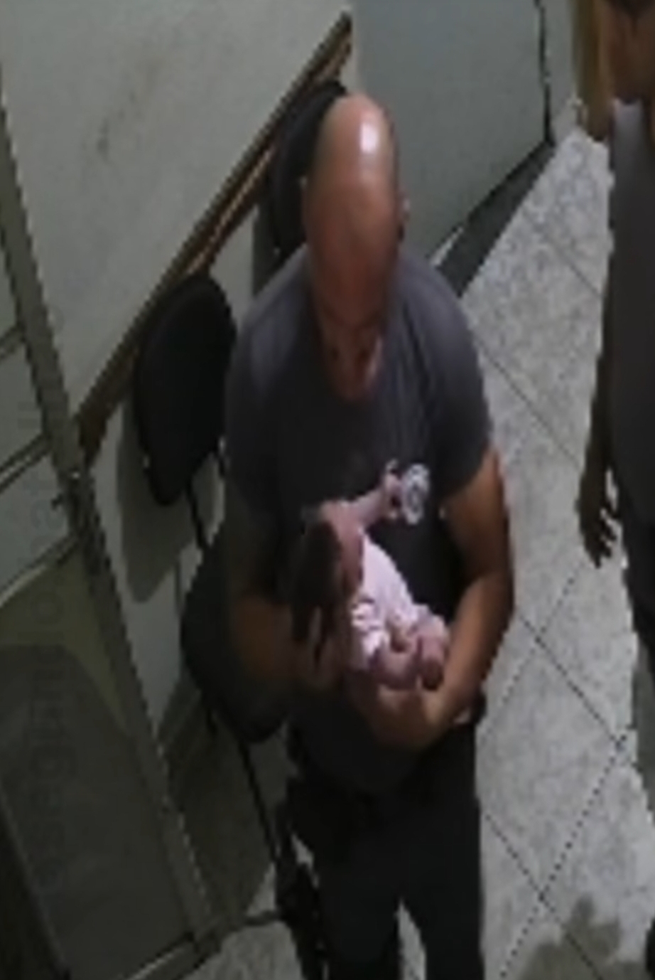 Policial Militar salva vida de bebê de 23 dias de nascida, em Araçatuba.
