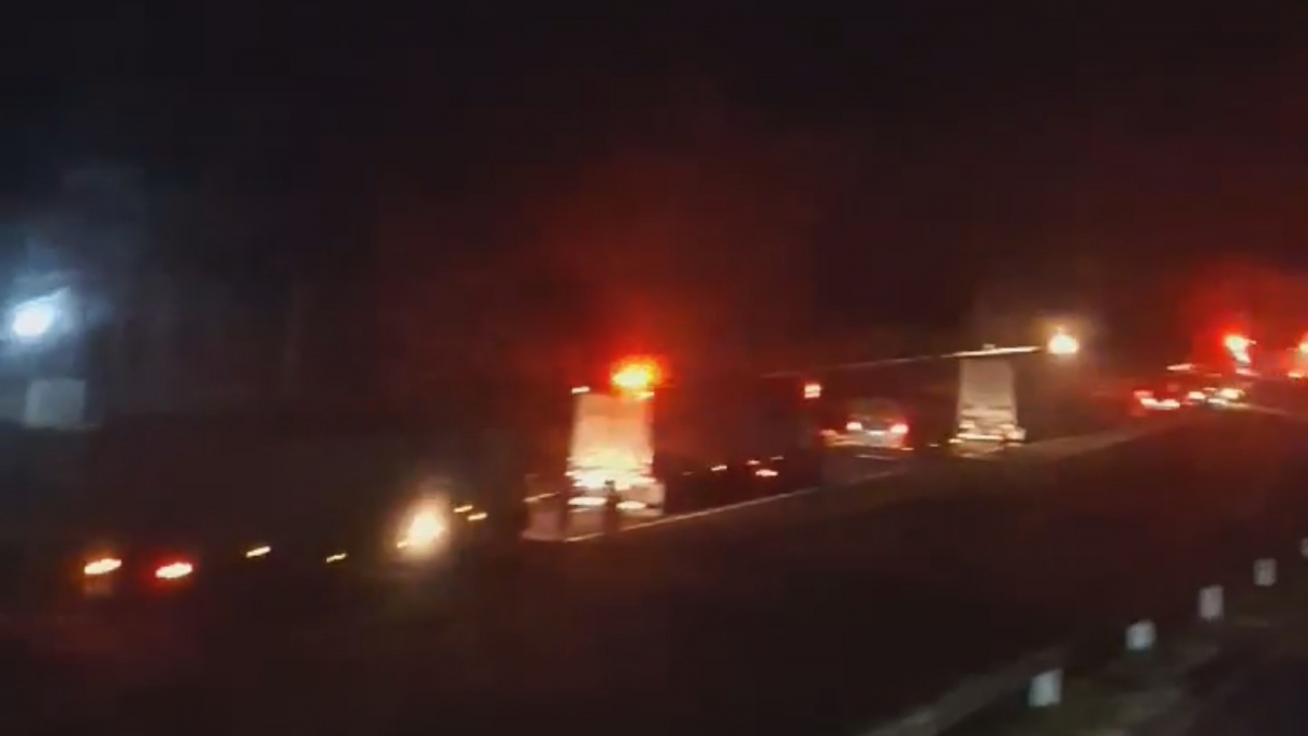 Acidente entre dois caminhões interdita Rodovia Marechal Rondon em Pirajuí-SP