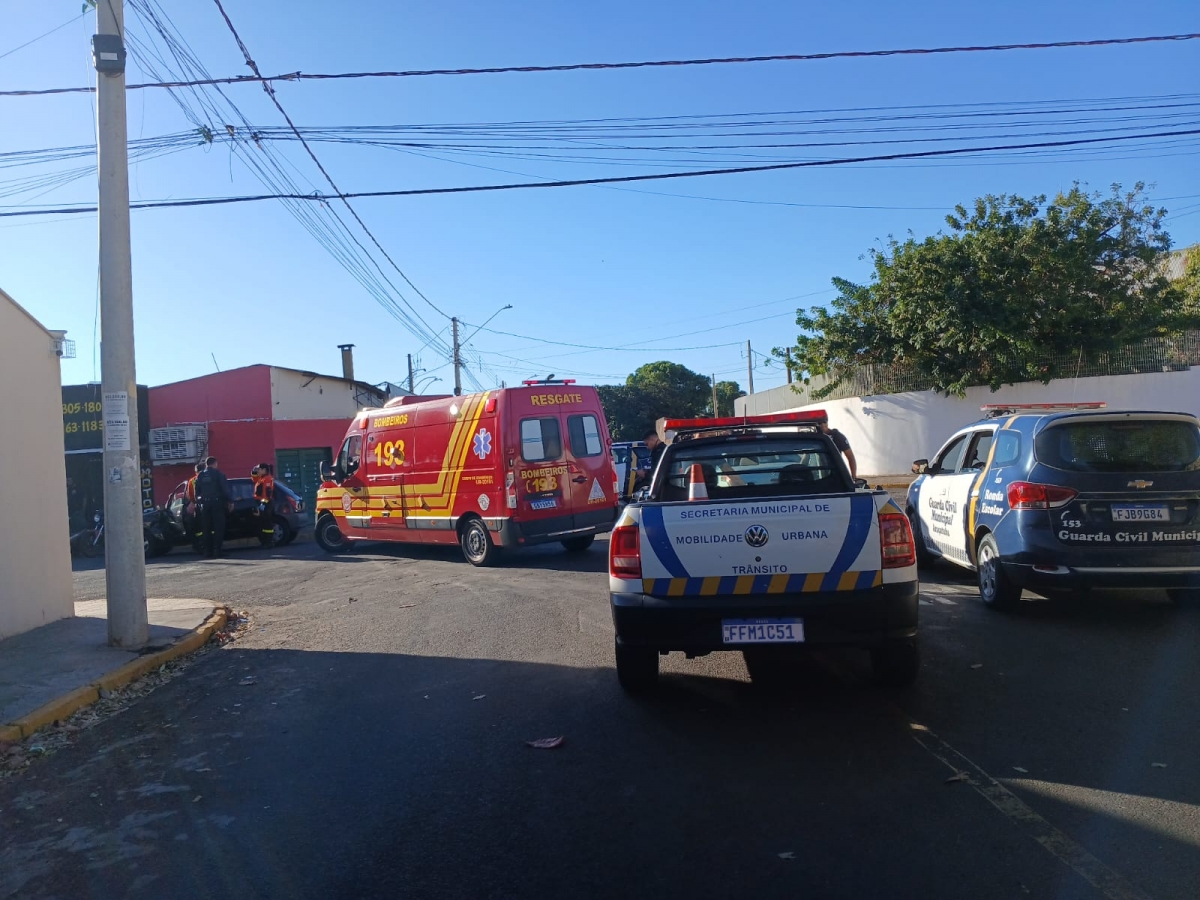 Carro bate em outro ao cruzar a preferencial.