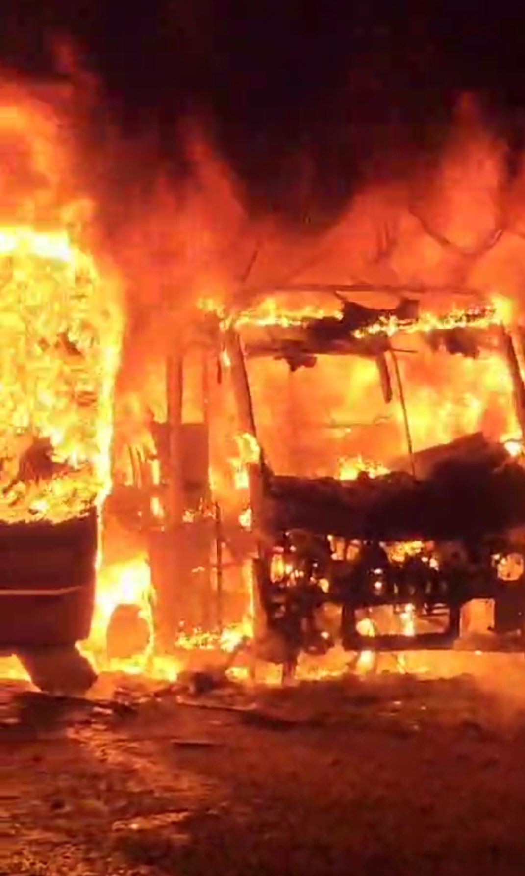 Incêndio destrói garagem de ônibus em Andradina