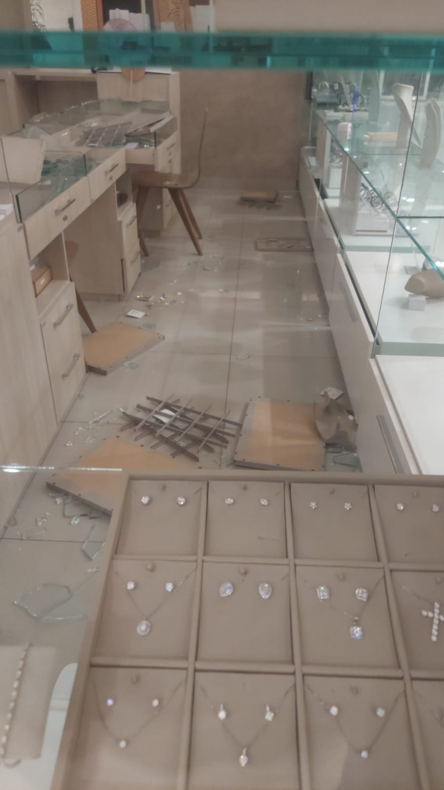 Joalheria é furtada em shopping de Araçatuba