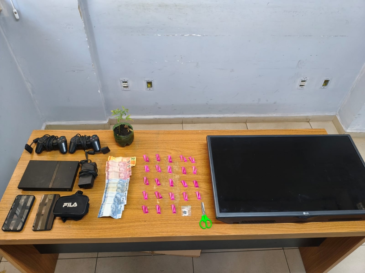 Traficante é preso e menor apreendido pela PM no bairro Jardim Atlântico II