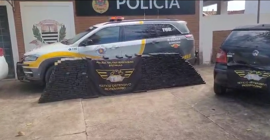 POLÍCIA RODOVIÁRIA PRENDE QUASE 700 KG DE MACONHA EM CLEMENTINA.