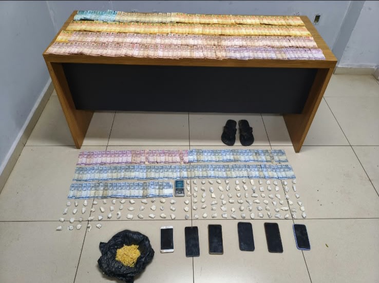 Mulher é presa por tráfico de drogas no bairro Beatriz.
