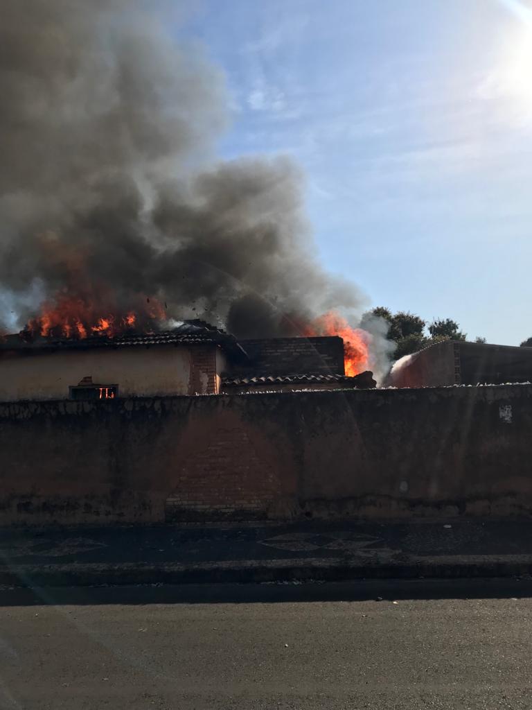 Residência pega fogo em Guararapes